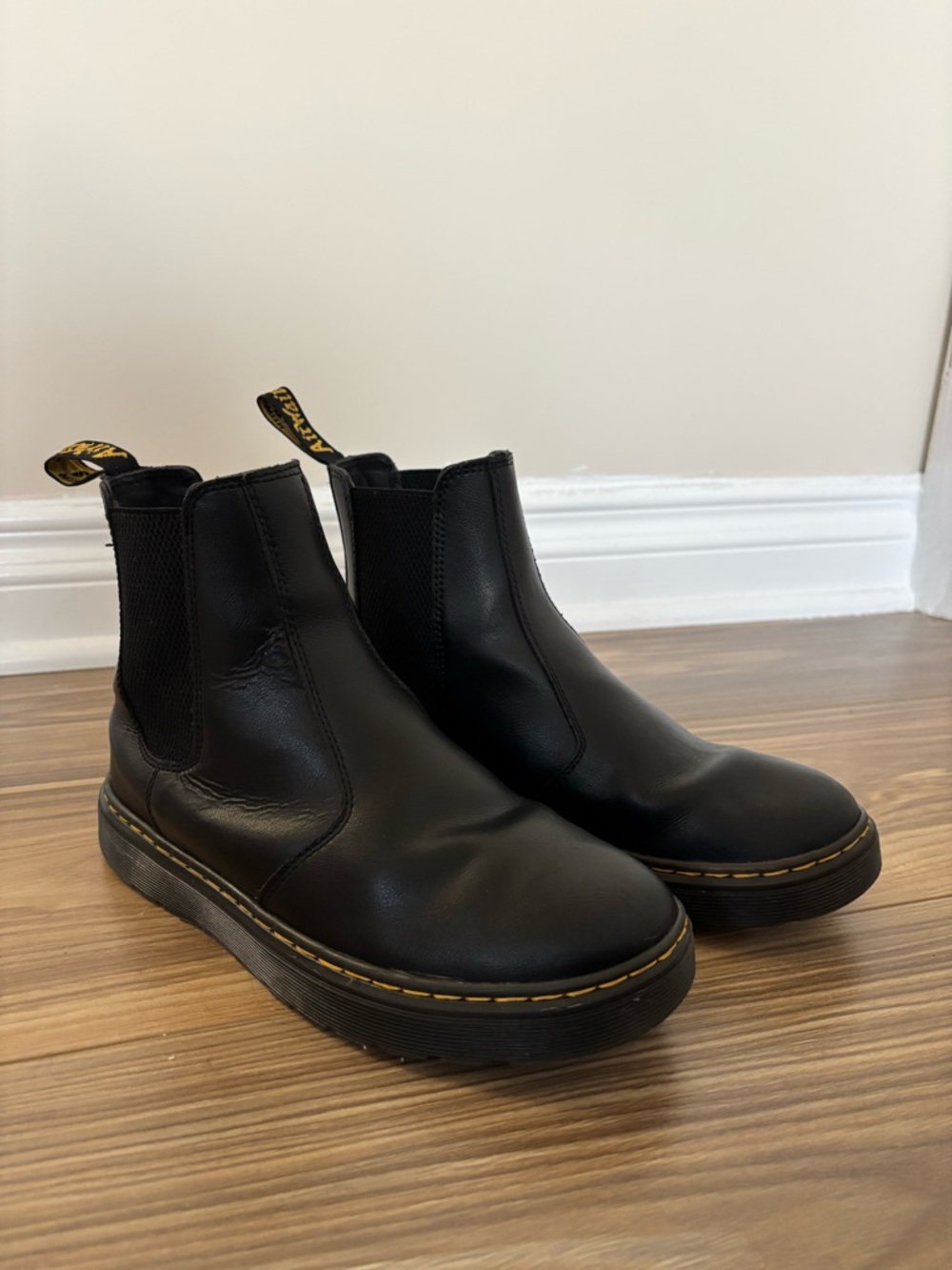 Dr Martens Dorrian Chelsea Boots Black Leather Women 8 EU 39 Slip On Classic - Picture 2 of 7